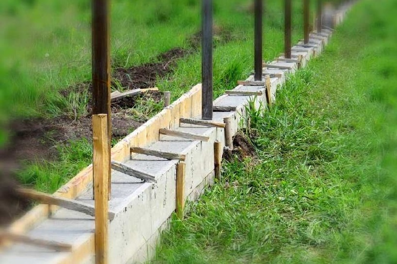 Забор с бетонированием столбов
